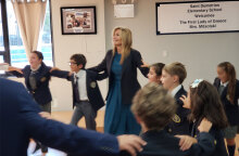 Η Μαρέβα Γκραμπόφσκι-Μητσοτάκη χορεύει παραδοσιακούς χορούς στη Νέα Υόρκη