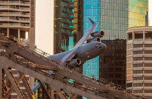 Αυστραλία: Μεταγωγικό πολεμικό αεροσκάφος σε ελιγμούς που κόβουν την ανάσα στην πόλη Μπρίσμπεϊν