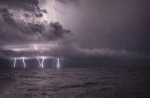 Αστραπές και βροντές στην Τήνο