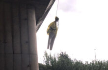 Το ομοίωμα της Γκρέτα Τούνμπεργκ που κρέμασαν οι «ξύπνιοι» από γέφυρα στη Ρώμη