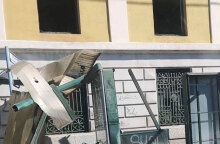 Φορτηγό έπεσε σε στάση λεωφορείου στα Καμίνια