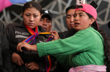 Αστυνομικός και όμηρος των διαδηλωτών