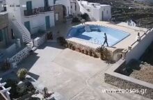 Δύο αγόρια καταδιώκουν γάτα σε αύλειο χώρο ξενοδοχείου στη Φολέγανδρο