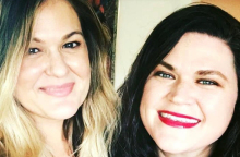 Η απολυμένη δασκάλα με τη σύντροφό της