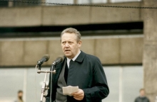 bundesarchiv_bild_183-1989-1104-455_berlin_alexanderplatz_gunter_schabowski_am_mikrofon.jpg