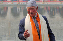 Με «πόδια-μπουκάλια» και «δάχτυλα... λουκάνικα» εμφανίστηκε στην Ινδία ο πρίγκιπας Κάρολος