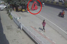 Η στιγμή που Ι.Χ. πέφτει από γέφυρα και σκοτώνει πεζή στην Ινδία