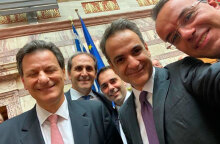 Η selfie του Κυριάκου Μητσοτάκη με το οικονομικό επιτελείο μετά την ψήφιση του προϋπολογισμού 2020