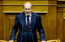 Ο υπουργός Εργασίας, Κωστής Χατζηδάκης, στο βήμα της Βουλής