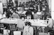 Φοιτητές στο εστιατόριο της ΑΣΟΕΕ το 1960