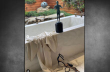 Το φόρεμα της Τζένιφερ Άνιστον πεταμένο σε μπανιέρα