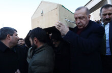 Φονικός σεισμός στην Τουρκία: Ο Ερντογάν κουβάλησε το φέρετρο ενός εκ των θυμάτων