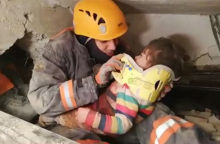 Καρέ από τη διάσωση 2χρονου παιδιού στην Τουρκία 