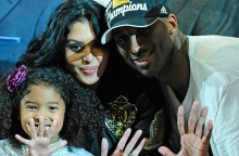 Ο Κόμπι με την οικογένειά του