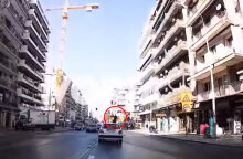 Θεσσαλονίκη: Η στιγμή που Ι.Χ «εκτοξεύει» στον αέρα πεζή γυναίκα