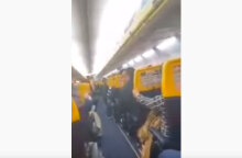 Πτήση τρόμου για τους επιβάτες αεροσκάφους της Ryanair - Η καταιγίδα «Ντένις» δοκίμασε τις αντοχές τους