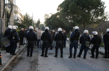 Δυνάμεις των ΜΑΤ έξω από ξενοδοχείο στο Καβούρι