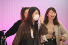 Ταξιδιώτες στο αεροδρόμιο LAX του Λος Άντζελες 