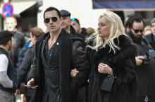 Ο Άνθιμος Ανανιάδης και η Εύη Καραγιάννη προσέρχονται στη Μητρόπολη Αθηνών για την κηδεία του Κώστα Βουτσά