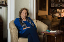 Η Άλκη Ζέη στον καναπέ του σπιτιού της