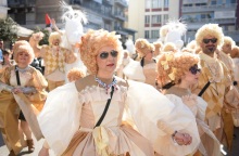 Πάτρα: Παρελαύνουν χιλιάδες καρναβαλιστές 