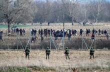 Εικόνα από τα σύνορα στις Καστανιές Έβρου.Από τη μία πλευρά οι Έλληνες συνοριοφύλακες κι από την άλλη οι μετανάστες