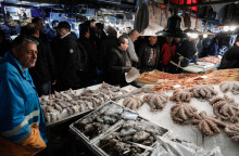 Καταναλωτές ψωνίζουν στην ψαραγορά της Βαρβακείου Αγοράς