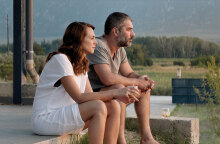 «Η μπαλάντα της τρύπιας καρδιάς» του Γιάννη Οικονομίδη με τη Βίκυ Παπαδοπούλου και τον Βασίλη Μπισμπίκη