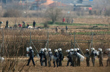 Αστυνομικές και στρατιωτικές δυνάμεις στον συνοριακό φράχτη στις Καστανιές Έβρου