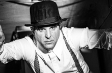 Ο Γιώργος Γάλλος φωτογραφίζεται για την ATHENS VOICE στο κέντρο της Αθήνας