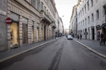 Άδειοι οι εμπορικοί δρόμοι της πόλης του Μιλάνου λόγω κορωνοϊού