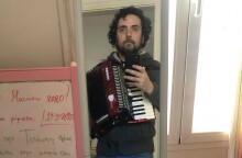 Ο Στάθης Δρογώσης στο σπίτι του