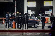 Αστυνομικοί απέκλεισαν τον χώρο όπου αστυνομικός φέρεται να πυροβόλησε και να σκότωσε την εν διαστάσει σύζυγό του και μια φίλη της 