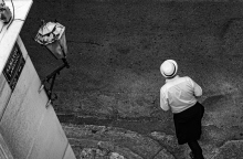 Φωτογραφία με έναν άνθρωπο με καπέλο στον άδειο δρόμο του Συντάγματος