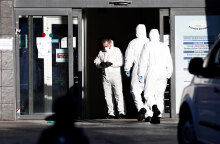 Έξω από το παγοδρόμιο Palacio de Hielo που μετατράπηκε σε νεκροτομείο για τους νεκρούς του κορωνοϊού