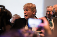 Γιατί δεν θέλει αυστηρά περιοριστικά μέτρα ο Τραμπ