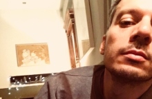 Ο Γιώργος Νανούρης μένει σπίτι με τη γάτα του