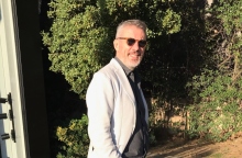 #menoumespiti με την Athens Voice: Ο συγγραφέας Δημήτρης Στεφανάκης περιγράφει μία μέρα στο σπίτι, εν μέσω πανδημίας κορωνοϊού.