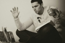 #menoumespiti με την Athens Voice: Ο συγγραφέας Γιώργος Γιώτσας περιγράφει μία μέρα στο ξενοδοχείο, εν μέσω πανδημίας κορωνοϊού.