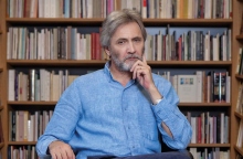 #menoumespiti με την Athens Voice: Ο συγγραφέας Γιάννης Καλπούζος περιγράφει μία μέρα στο σπίτι, εν μέσω πανδημίας κορωνοϊού