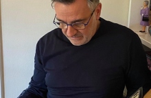 #menoumespiti με την Athens Voice: Ο Γιώργος Κουβαράς περιγράφει μία μέρα στο σπίτι, εν μέσω πανδημίας κορωνοϊού.