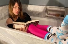 Η Έρρικα Ρούσσου στον μπάνιο της διαβάζει ένα βιβλίο