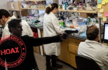 Όχι, ΔΕΝ δολοφονήθηκε ο επικεφαλής της ερευνητικής ομάδας για το εμβόλιο του COVID-19 στη Γερμανία