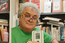  Ο μουσικός και stand up comedian Διογένης Δασκάλου δίνει τα συνθήματα του αγώνα κατά του κορωνοϊού.