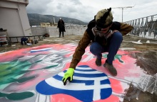 ΚΟΡΩΝΟΙΟΣ ΕΠΙΔΗΜΙΑ ΠΑΝΔΗΜΙΑ ΑΠΟΜΟΝΩΣΗ ΜΕΝΟΥΜΕ ΣΠΙΤΙ ΓΚΡΑΦΙΤΙ ΤΑΡΑΤΣΑ ΤΕΧΝΗ