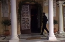 Αστυνομικός μπαίνει στην εκκλησία στο Κουκάκι