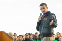 Ο πλοίαρχος Μπρετ Κρόζιερ