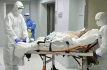 «Στο καλό!»: Ασθενής με κορωνοϊό βγαίνει από την Εντατική στο Νοσοκομείο Ασκληπιείο της Βούλας