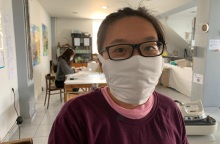 Γυναίκα με χειρουργική μάσκα