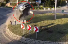 Τροχαίο: Η στιγμή που ΙΧ «εκτοξεύεται» πάνω από κυκλική πλατεία στην Πολωνία